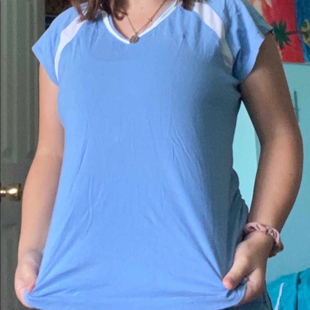 This is a NewYork Laundry tennis shirt in a size L